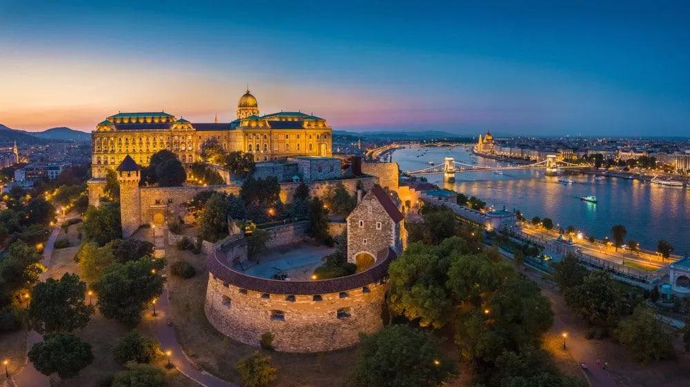 Vista panorámica del Castillo de Buda y el río Danubio al atardecer.
