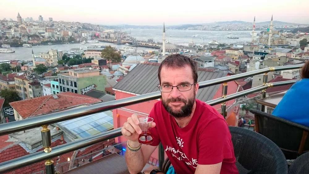 Pablo Strubell tomando algo en Estambul