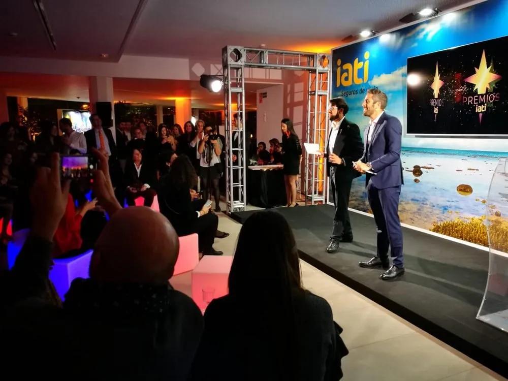 Ceremonia de entrega de los Premios IATI 2020 con presentadores y público.