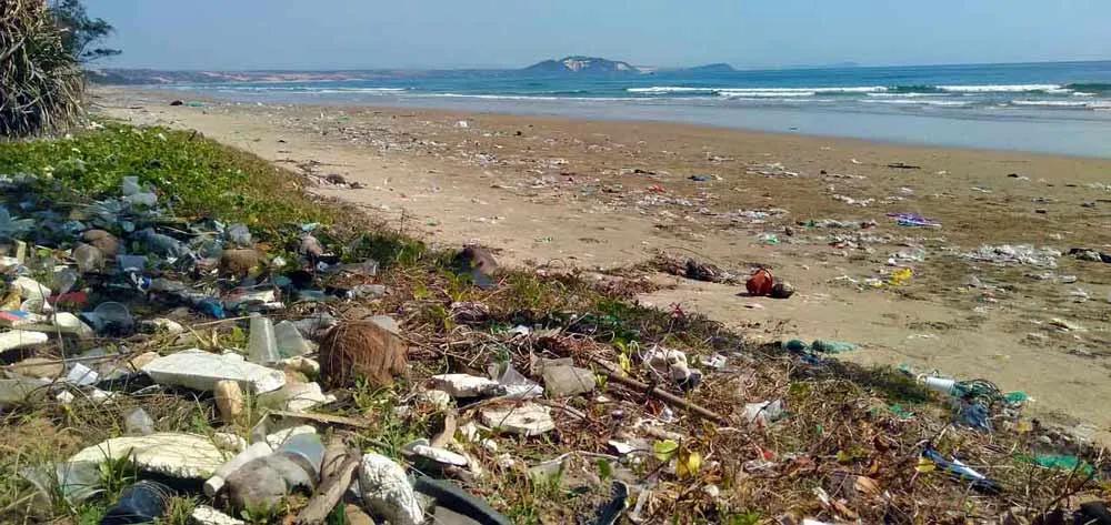 playa llena de basura