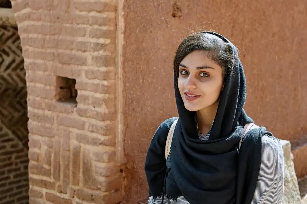 como vestir en Irán, mujeres turistas viajando solas