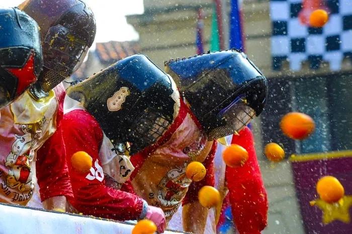Batallas de Naranjas de Ivrea, Italia