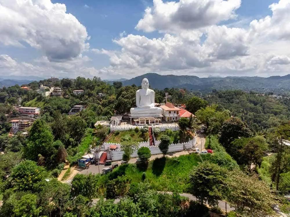 buda gigante en lo alto de una montaña