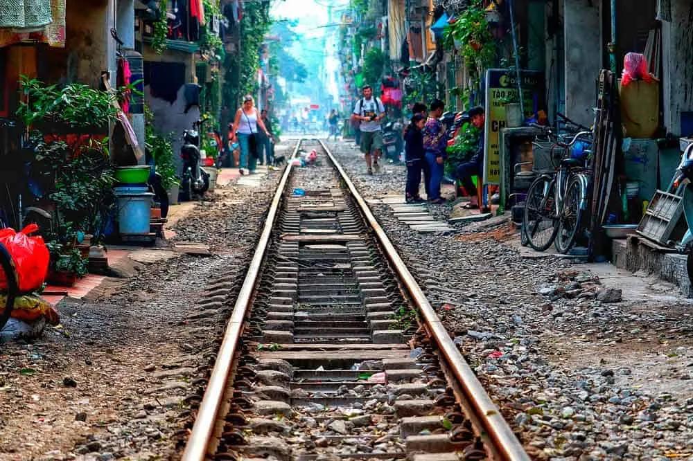 el tren callejero de Hanói