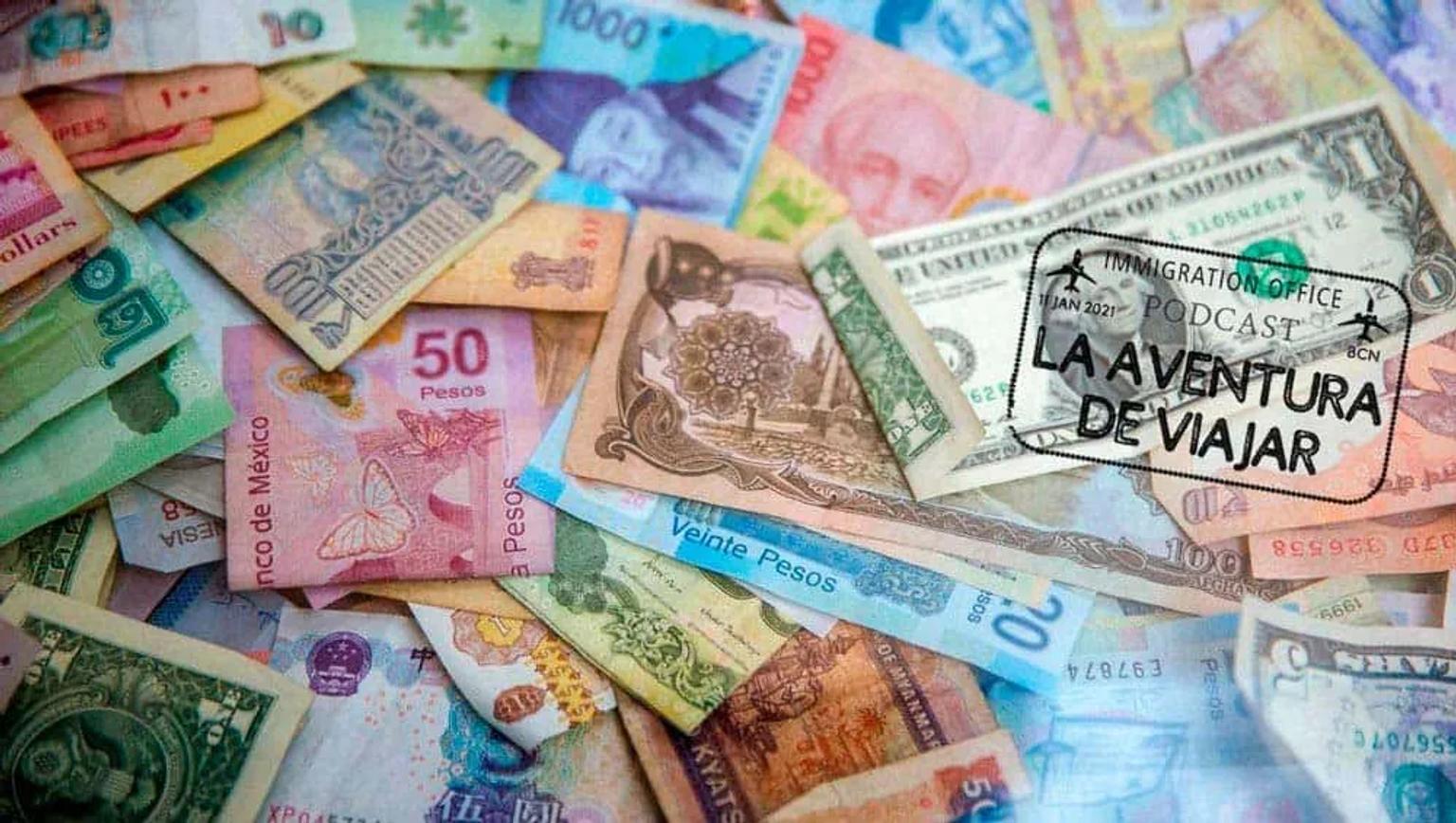 Montón de billetes de diferentes países con un sello de podcast sobre viajar.