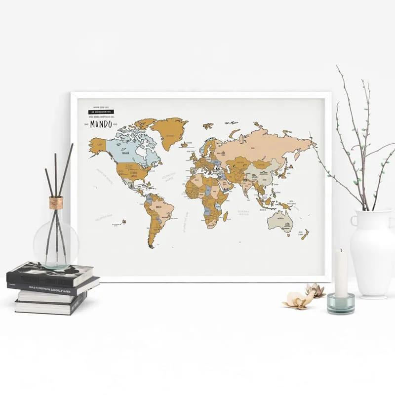 Mapa del mundo rascable enmarcado, decorado con elementos de hogar.