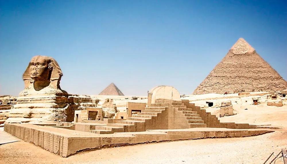 Pirámides y la Esfinge en Egipto bajo un cielo despejado.