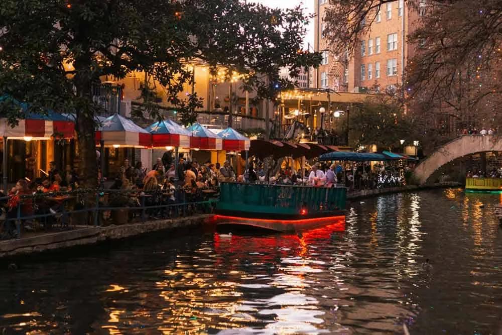 l Ford Holiday River Parade