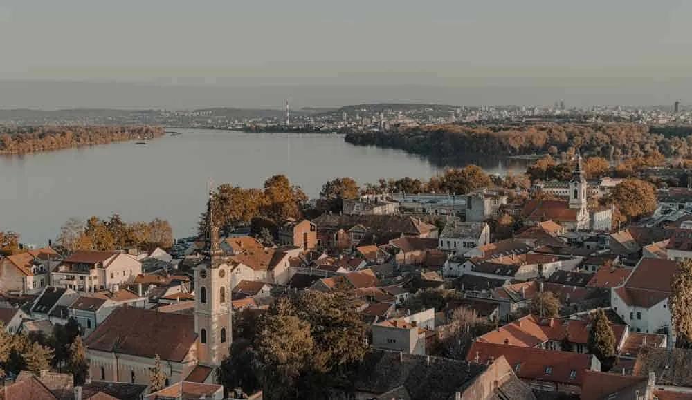 Pasear por el barrio de Zemun en Belgrado
