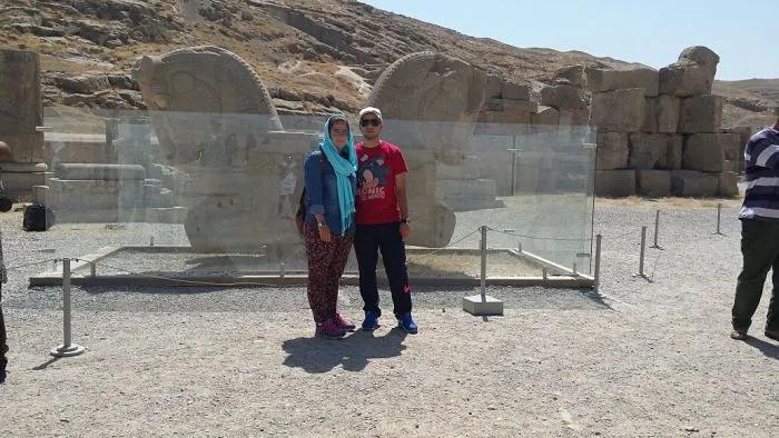 Silvia y Óscar posan frente a antiguas ruinas en un sitio arqueológico.