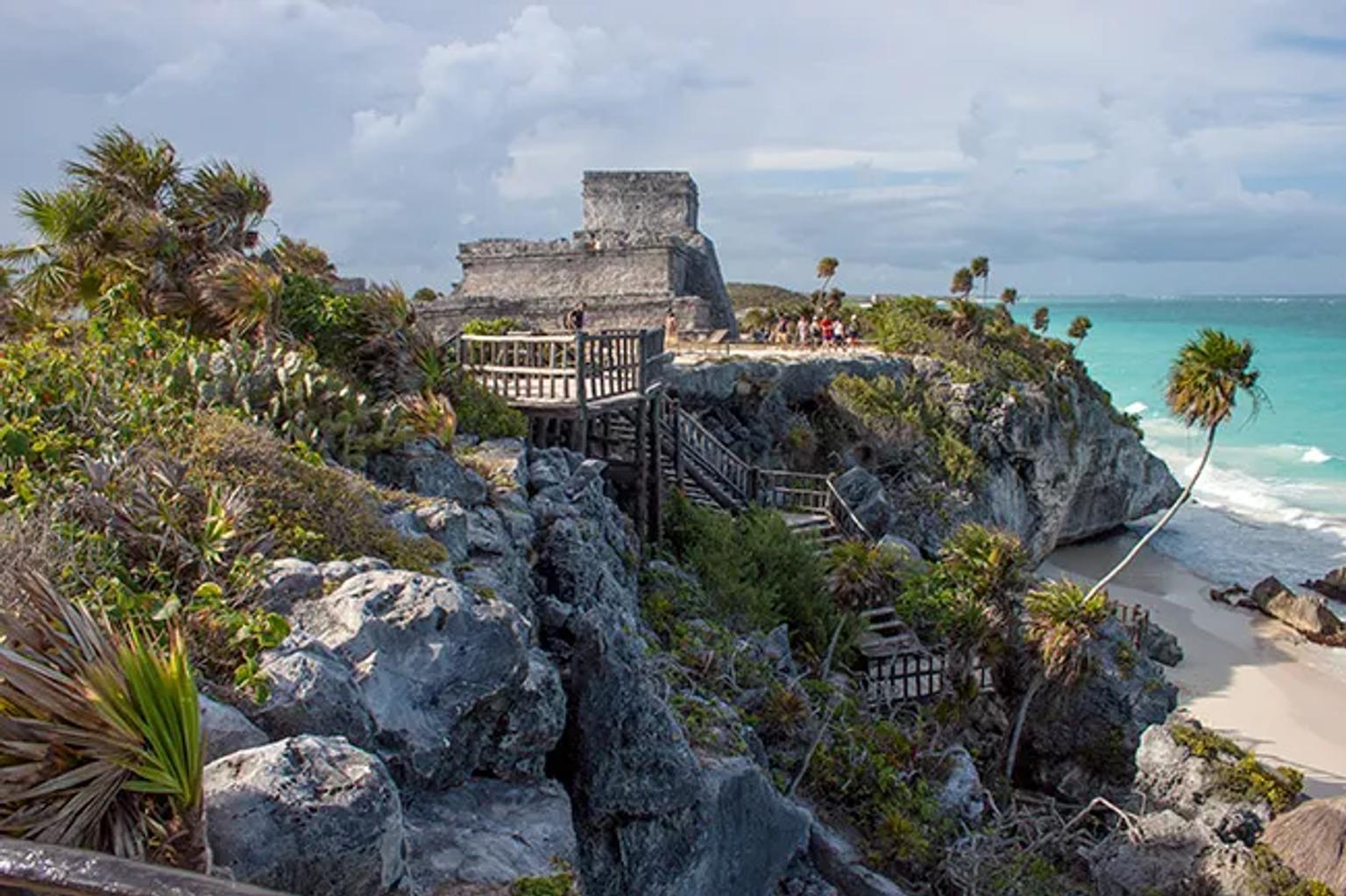 Ruinas mayas en Tulum, con vistas al mar Caribe y vegetación tropical.