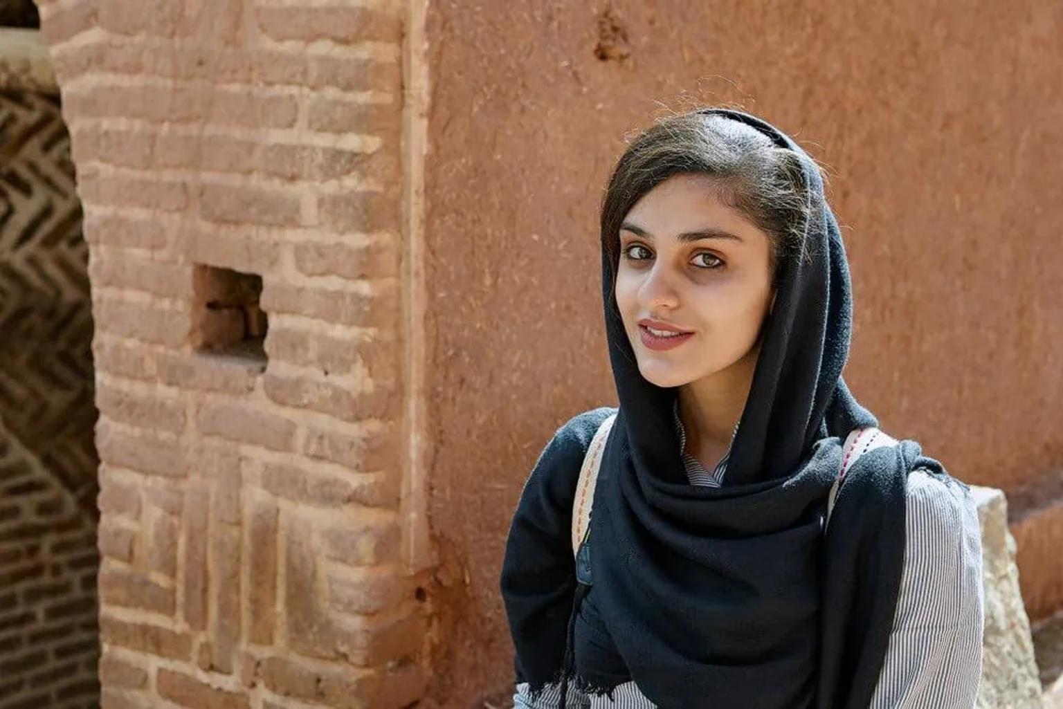 como vestir en Irán, mujeres turistas viajando solas