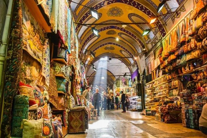 Pasillo de un mercado turco, lleno de coloridos textiles y artesanías.