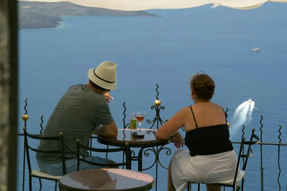 Probar los vinos locales en una bodega de Grecia