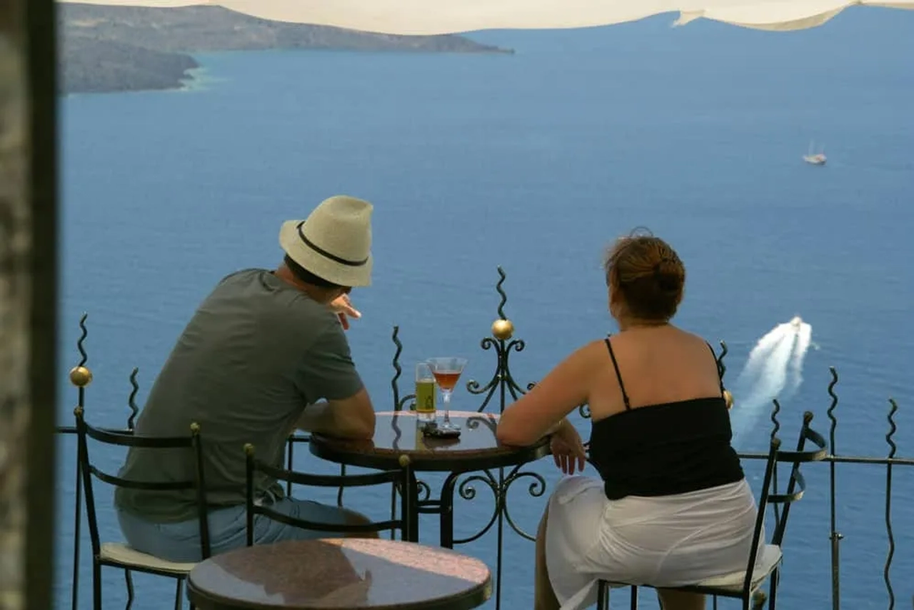 Probar los vinos locales en una bodega de Grecia