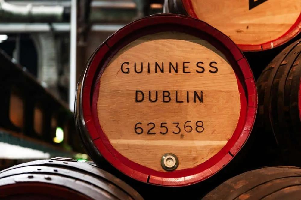 Tomar una Guiness en Irlanda