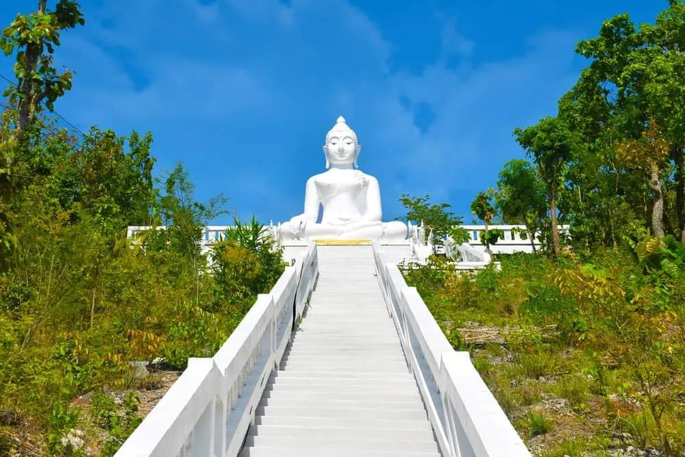 templo Chedi Phra That Mae Yen (el buda blanco)