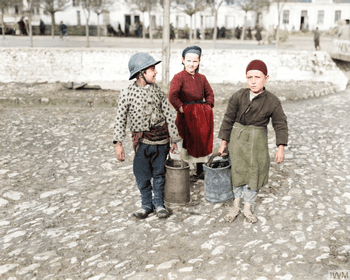 Children bringing water for troops / Деца носат вода на војниците