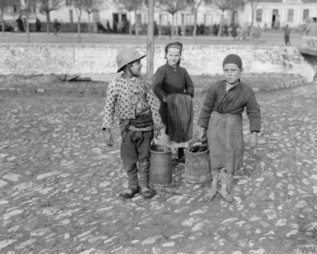 Children bringing water for troops / Деца носат вода на војниците