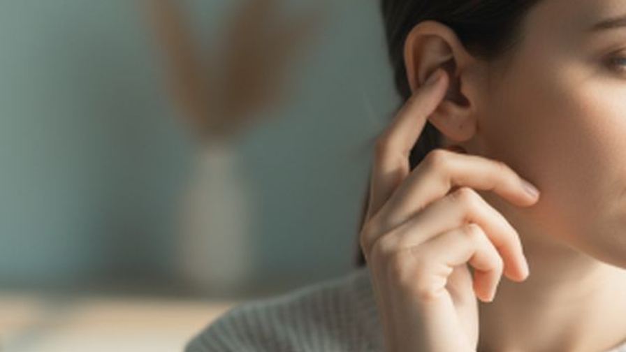 Persona seduta in ascolto, di profilo