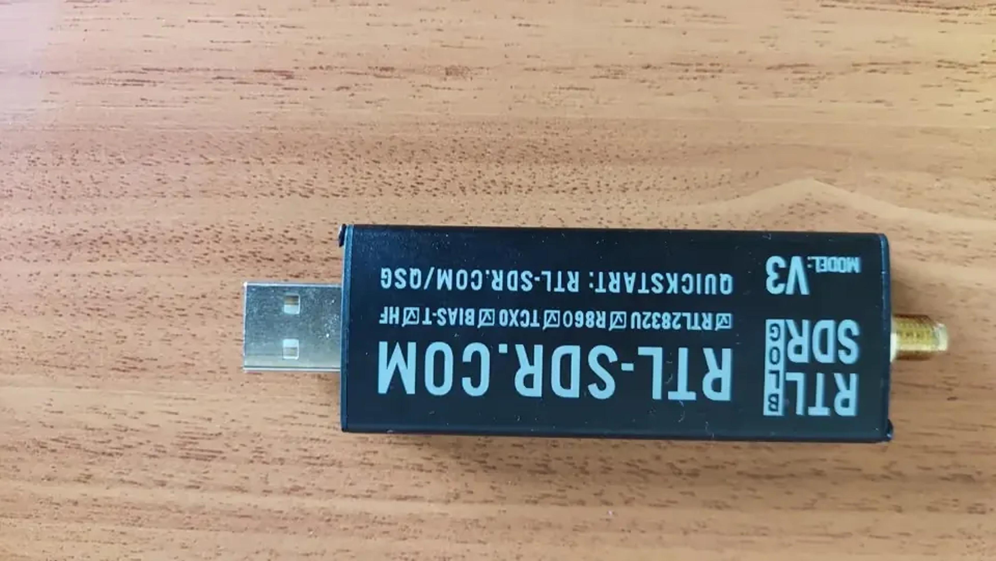 Receptor RTL-SDR Blog V3 sobre uma mesa