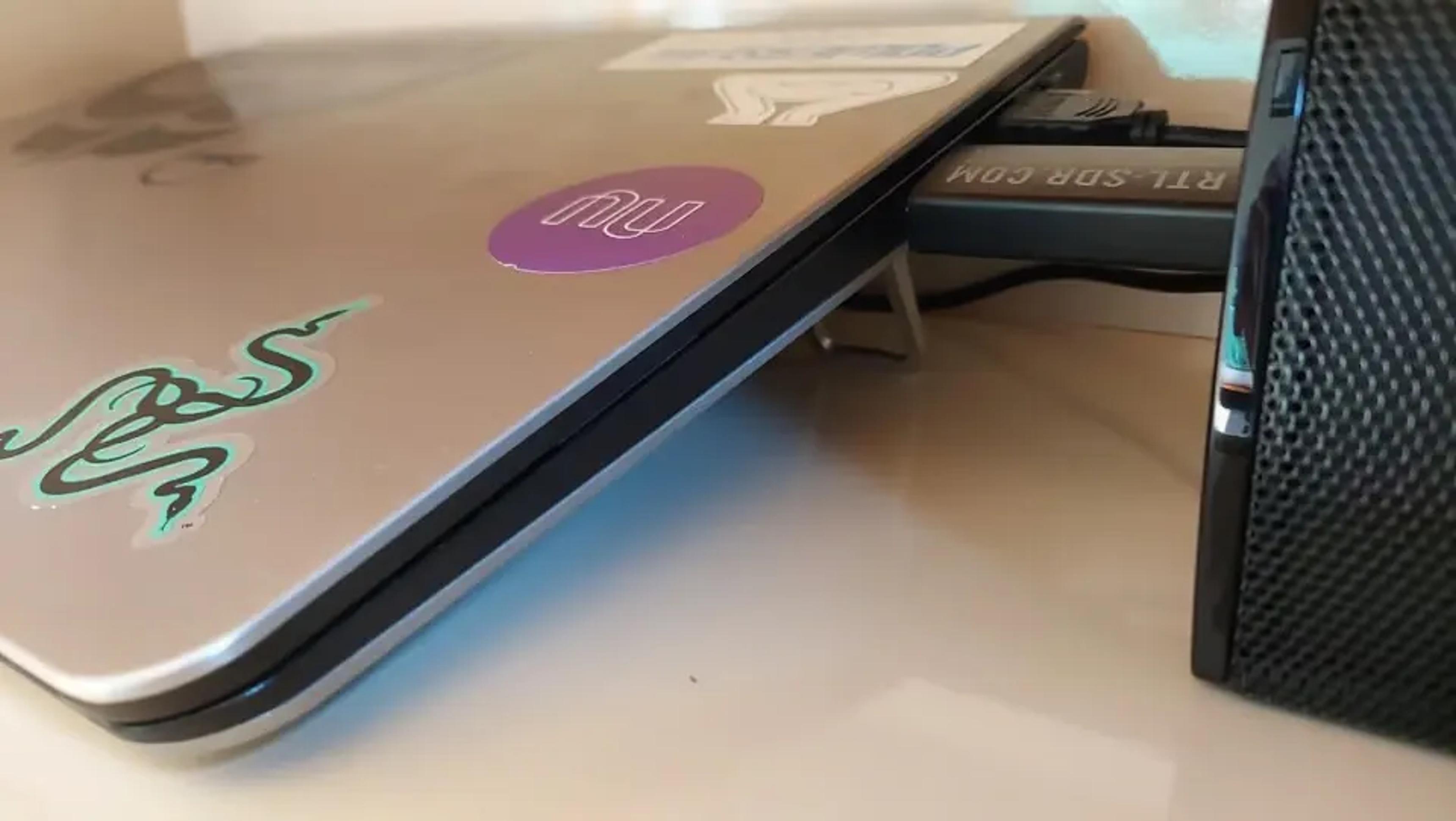 Receptor RTL-SDR conectado à porta USB lateral do notebook