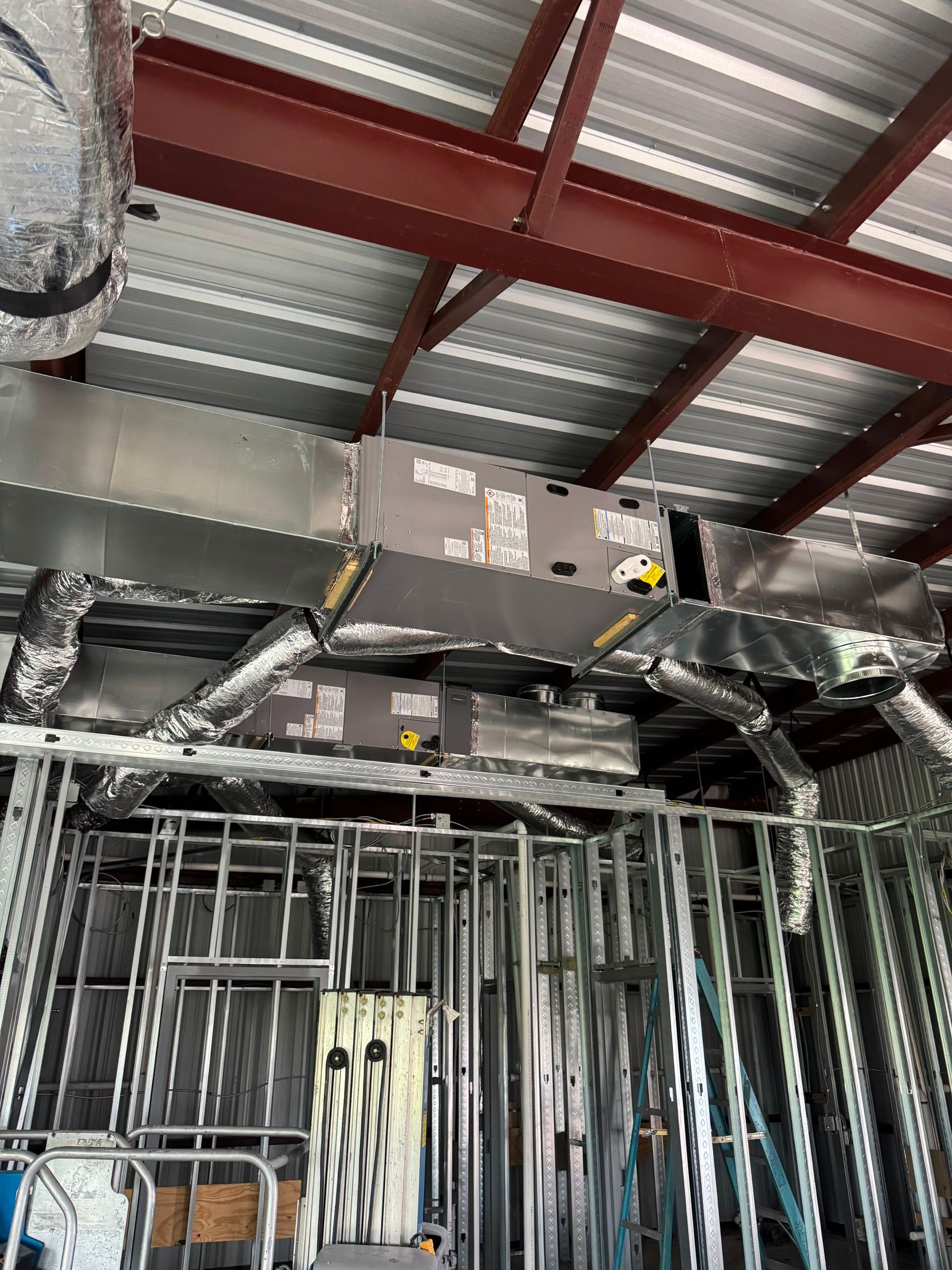Suspended commercial air handlers and ductwork in a steel-framed building