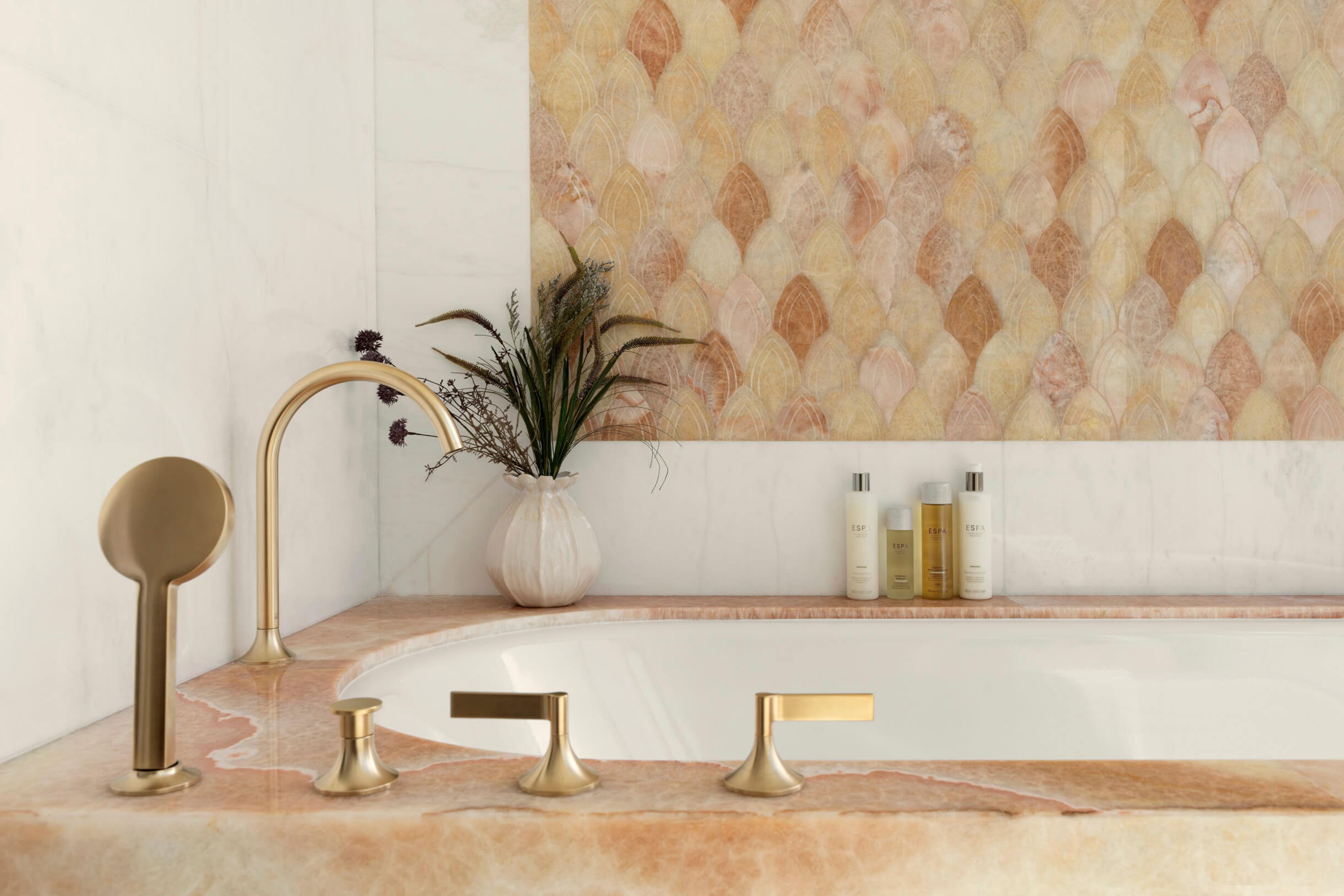 Bath tub