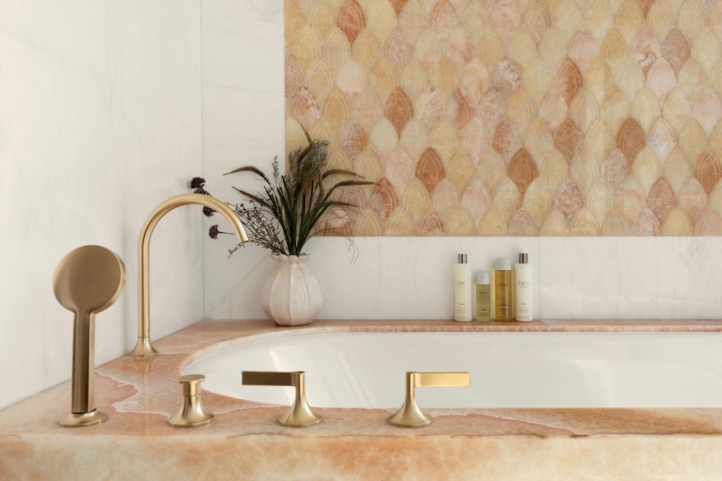 Bath tub