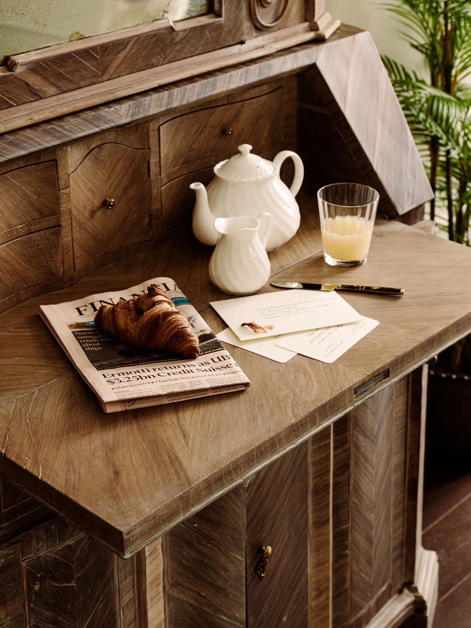 Buffet cabinet with a croissant