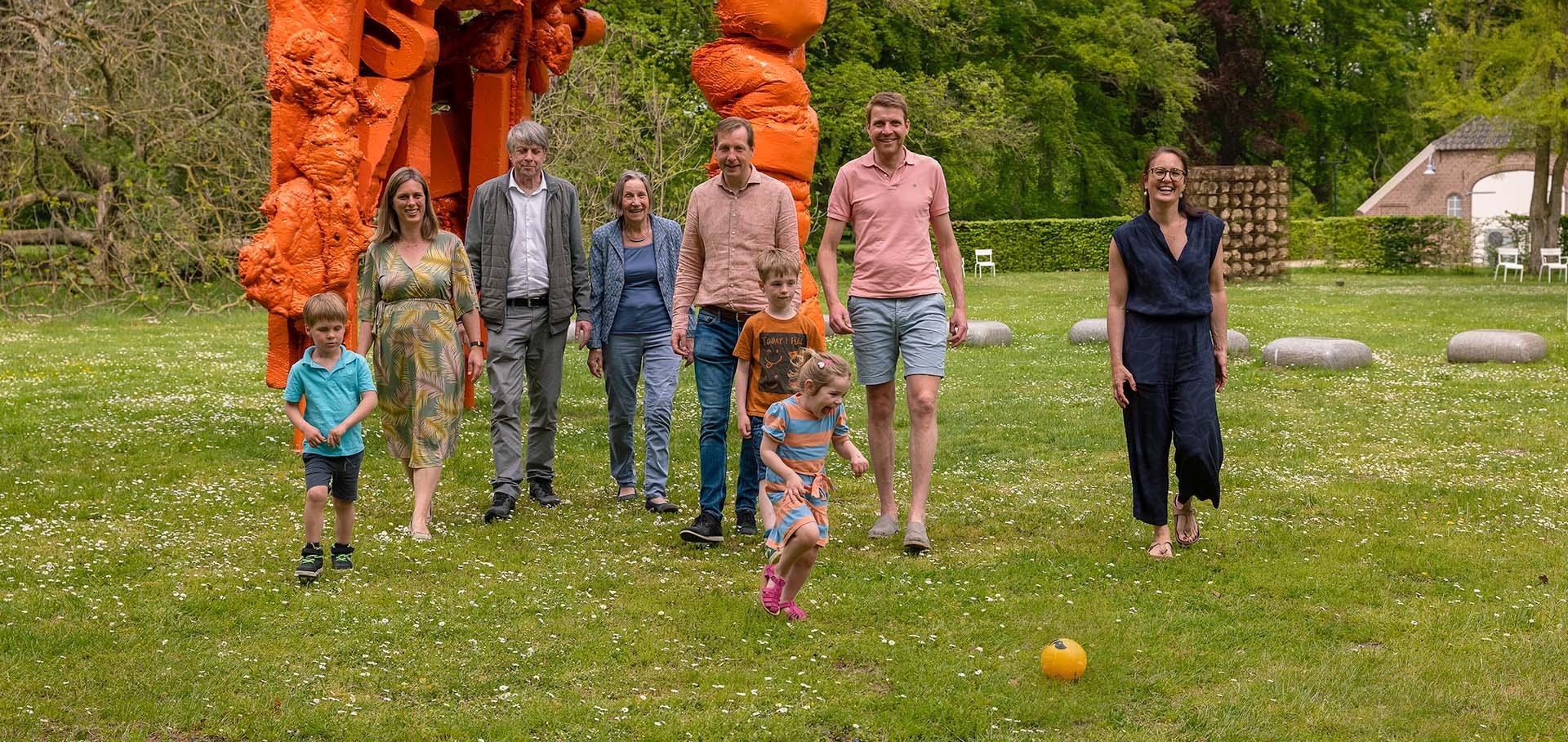 Familie Jansen lopend in de beeldentuin Fundatie Nijenhuis Heino Wijhe