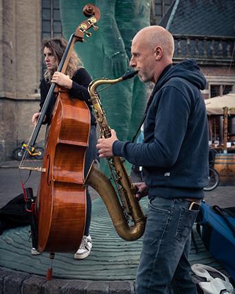 Contrabassiste en saxofonist bij de Glazen Engel op de Grote Markt
