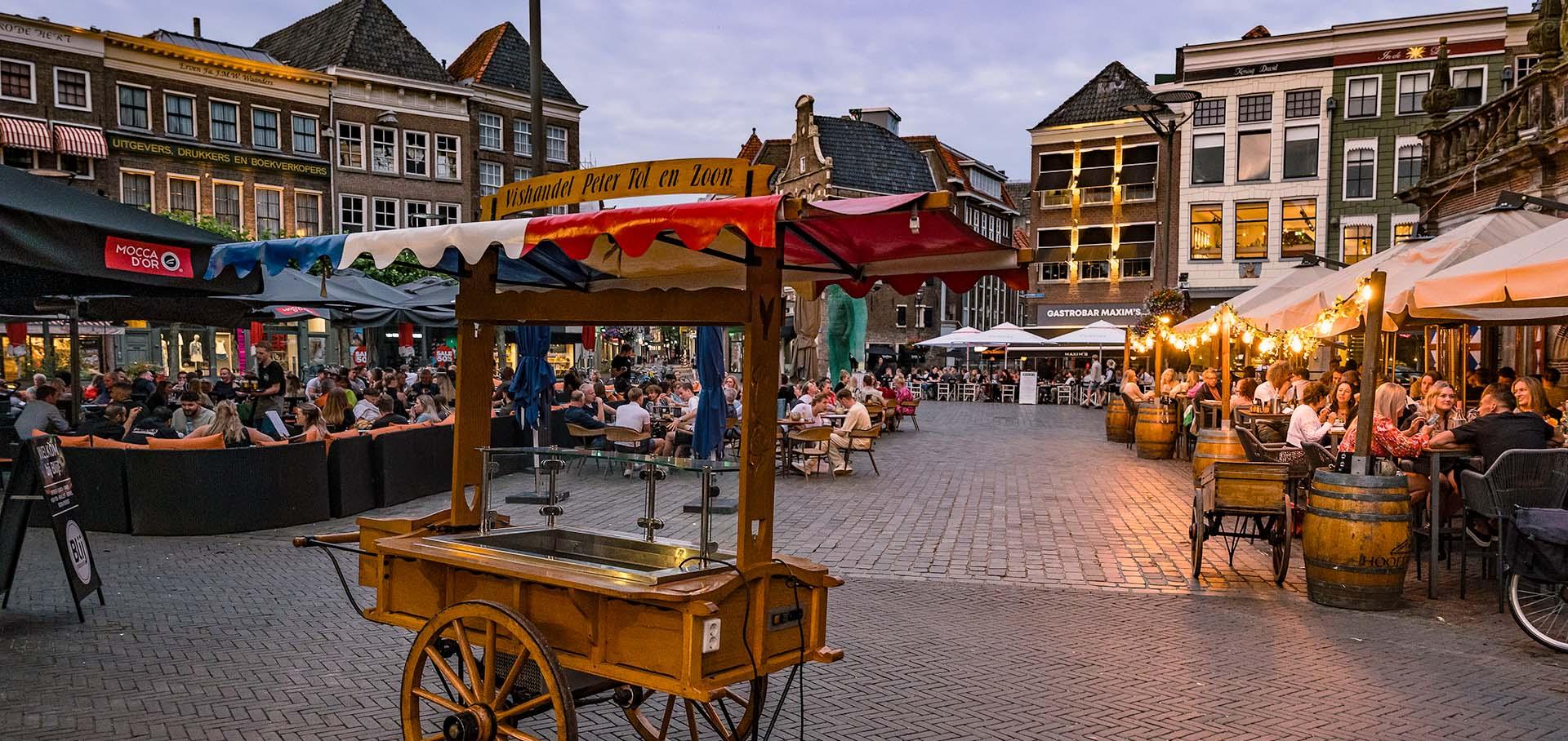 Viskar en terrassen gevuld met uitgaanspubliek op de Grote Markt van Zwolle