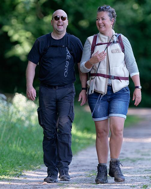 Wandelaars lopen de Hünenweg, route van Groningen tot Osnabrück in Duitsland