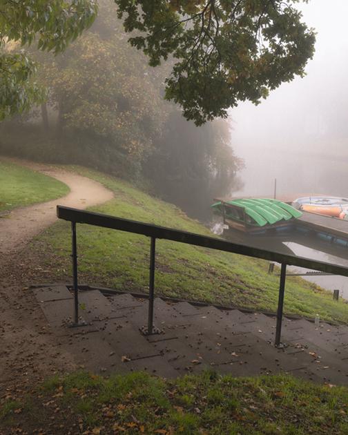 Bootjes van Hiawatha Zwolle in de mist, groen en oranje met een trap naar het water