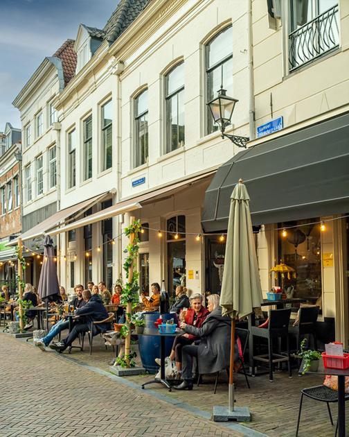 Gevuld terras voor Brass Boer Thuis aan de Nieuwe Markt in Zwolle