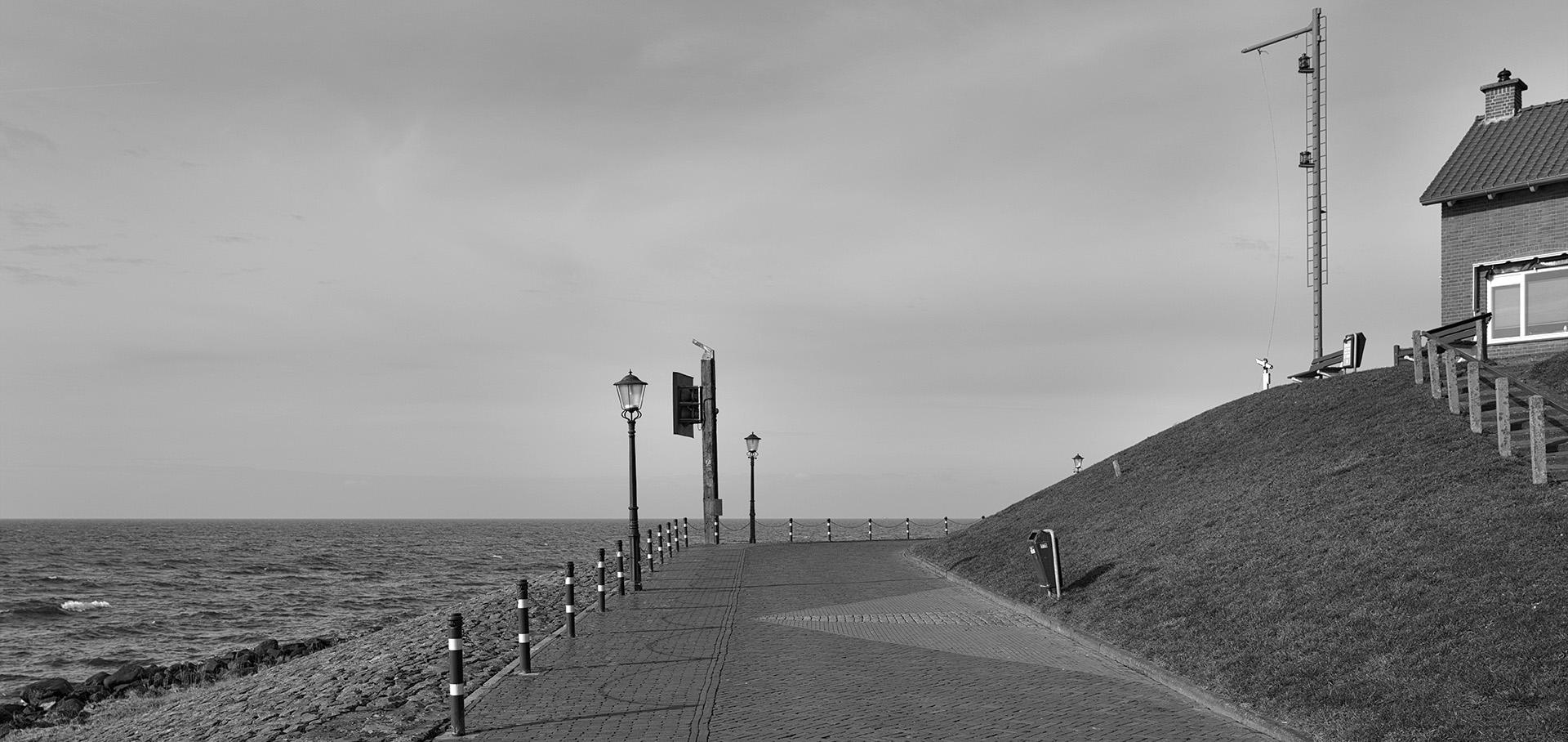 Het IJsselmeer bij de Vuurtoren van Urk, black and white monochrom foto Leica Q monochrom