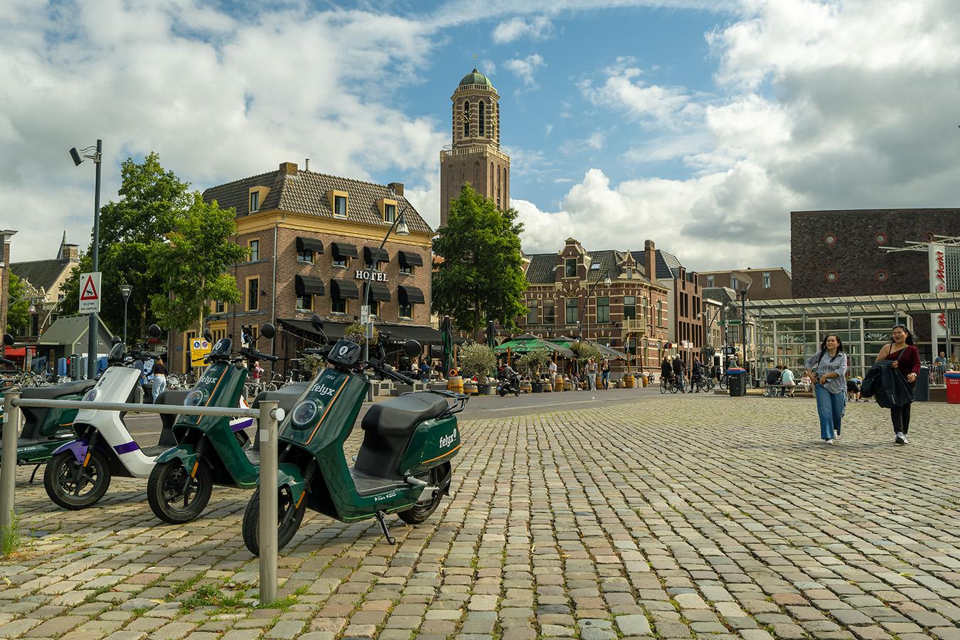 Rodetorenplein in het centrum van Zwolle, op de achtergrond de Peperbus