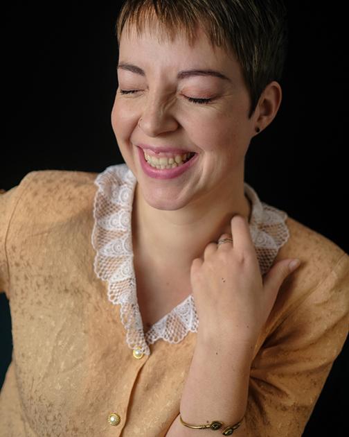 Laura Woolthuis heeft de slappe lach, portret gemaakt in Utrecht