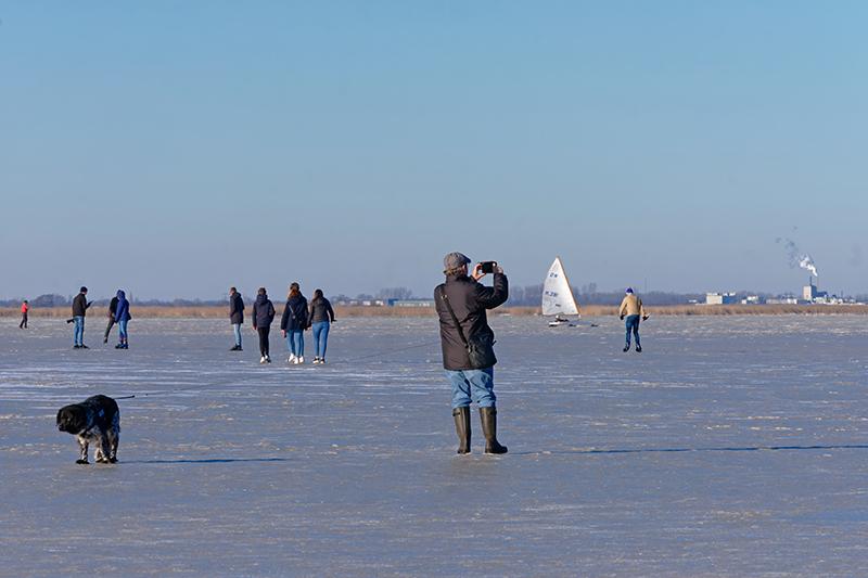 Schaatsen op het Zuidlaarmeer, winter met in de verte de stad Groningen