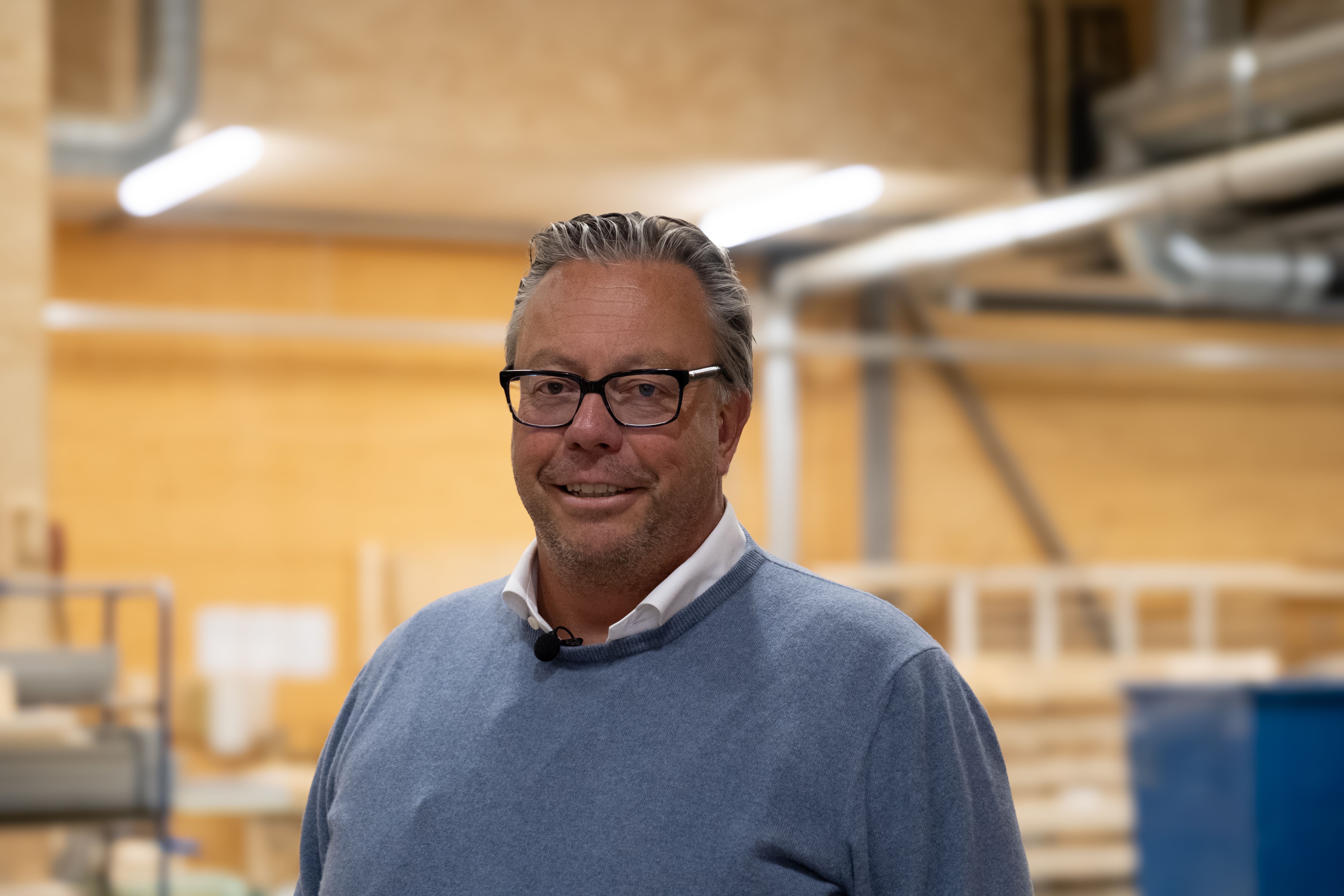 Gunnar-Adolf Aanesland smiler i fabrikken 