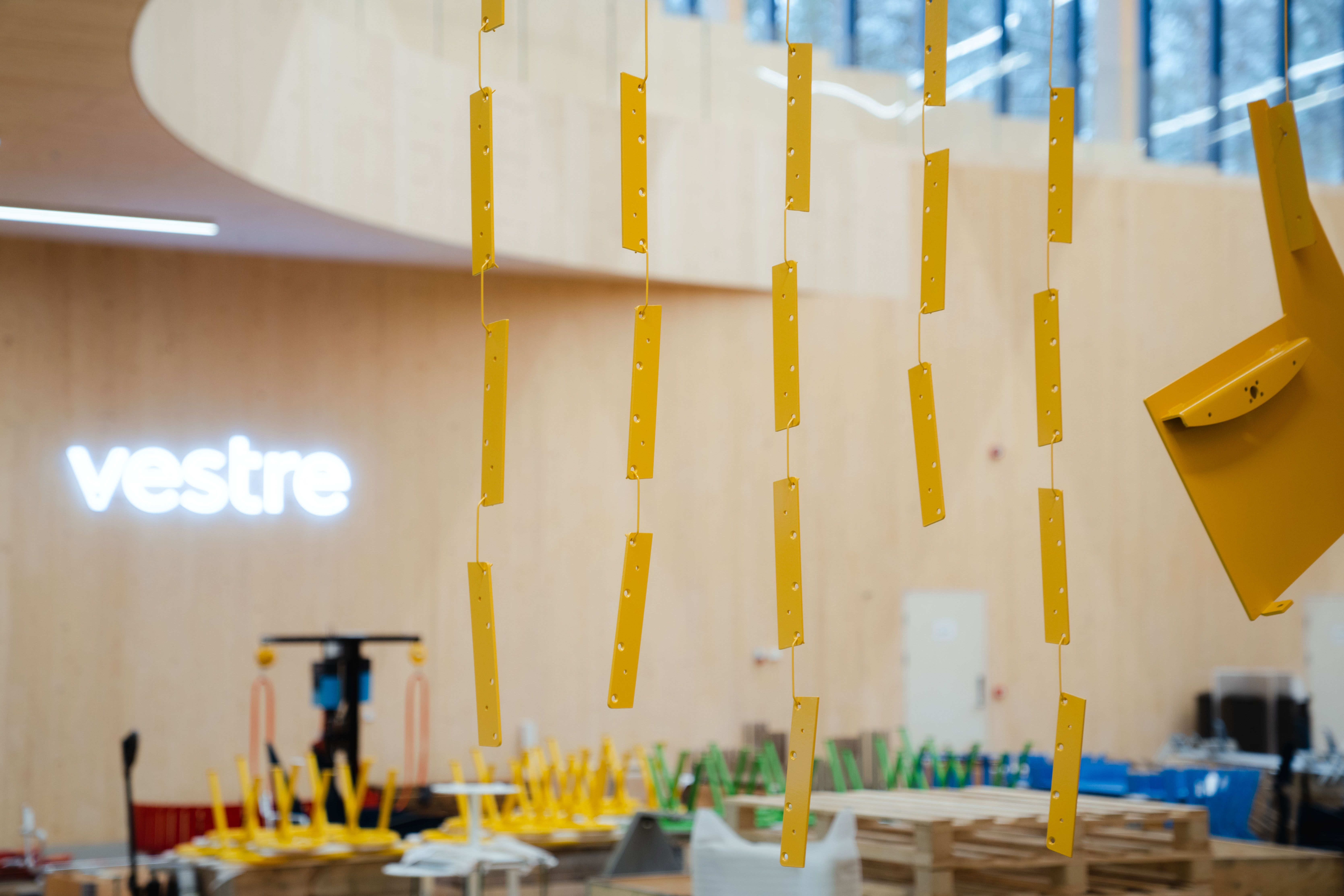 Lakkert stål i forgrunnen og Vestre sin logo i bakgrunnen.