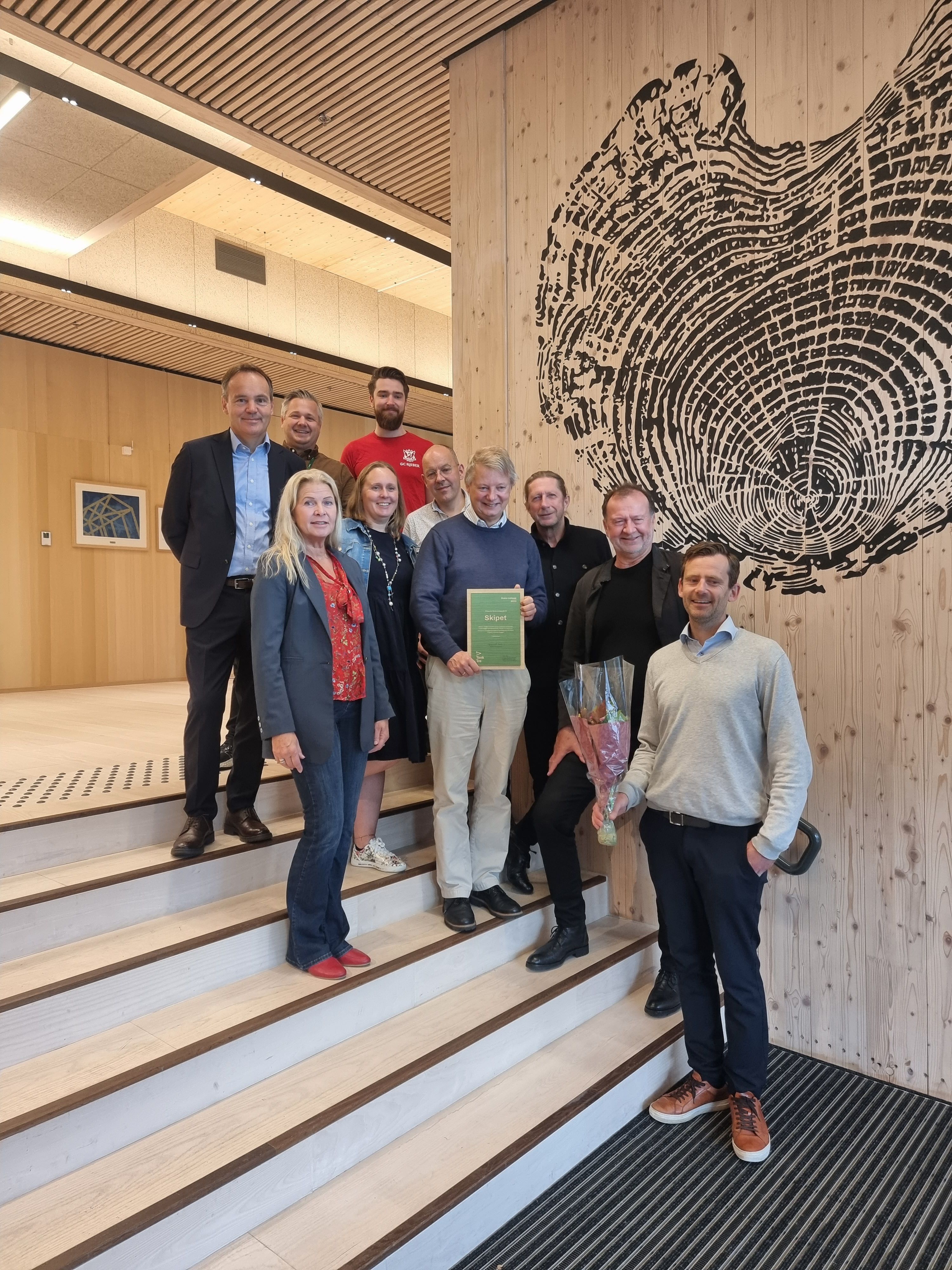 Stolte mottakere av prisen for Årets Trebygg 