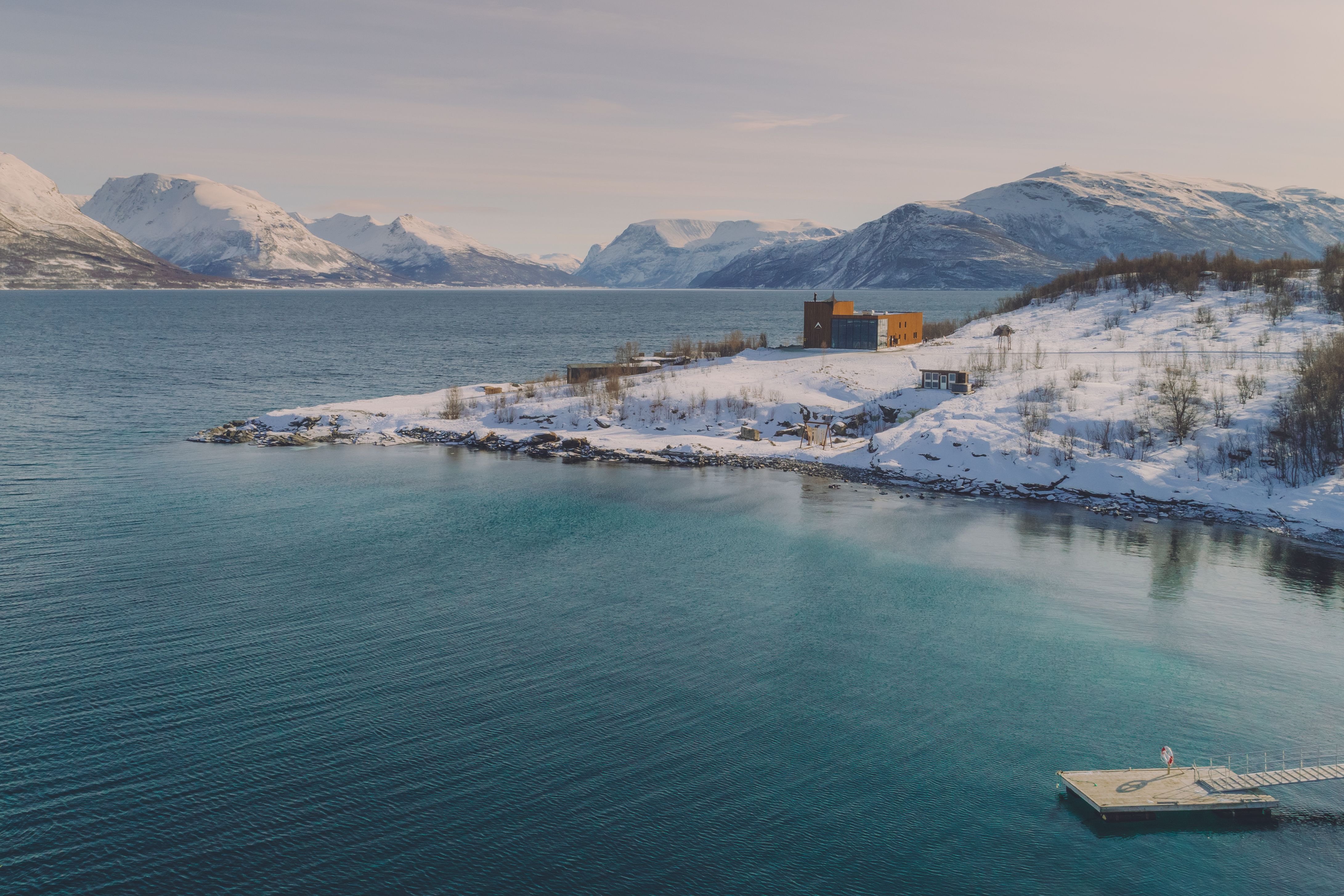 Verdens nordligste destilleri, Aurora Spirit ved foten av Lyngsalpene. 