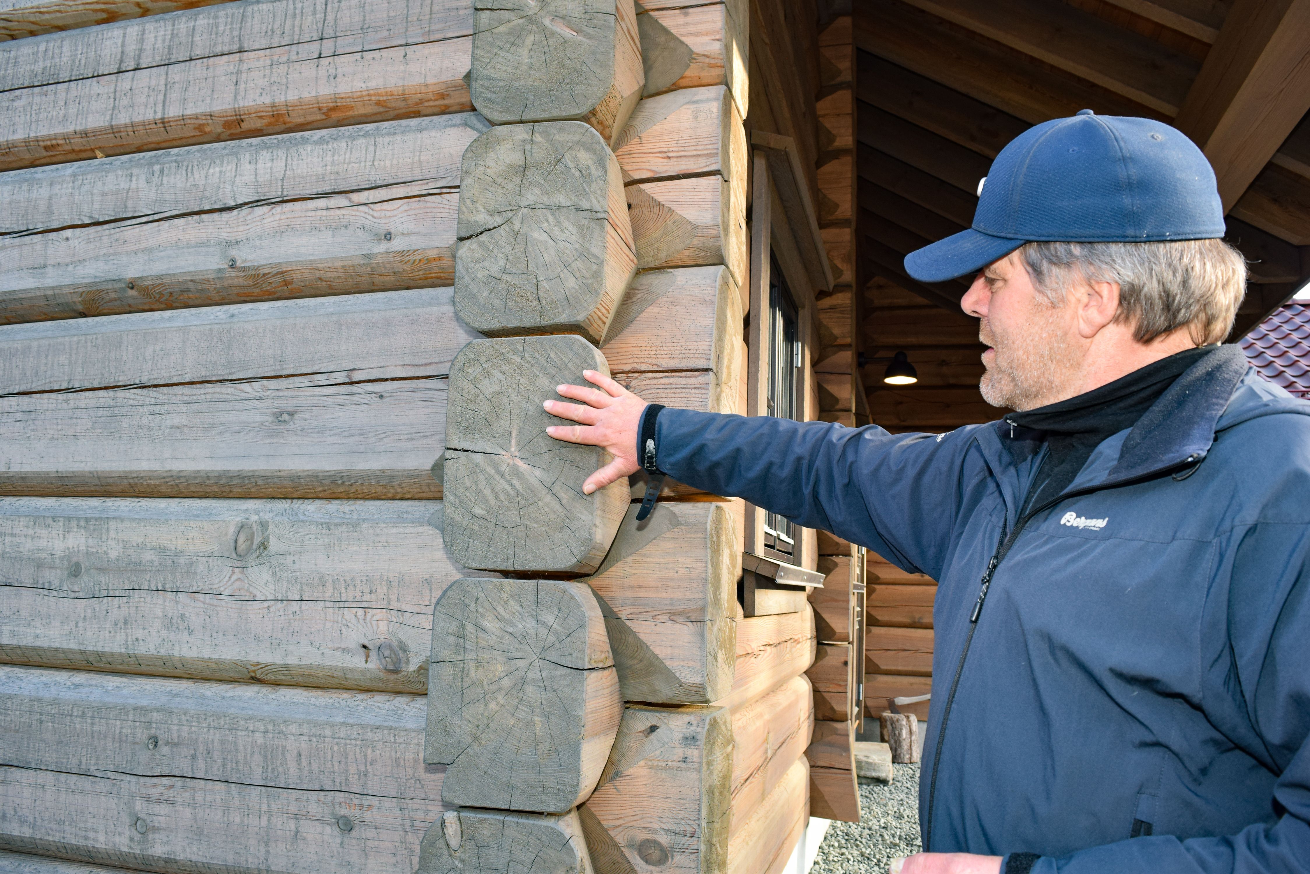 Kjell Vidar viser fram huset. 