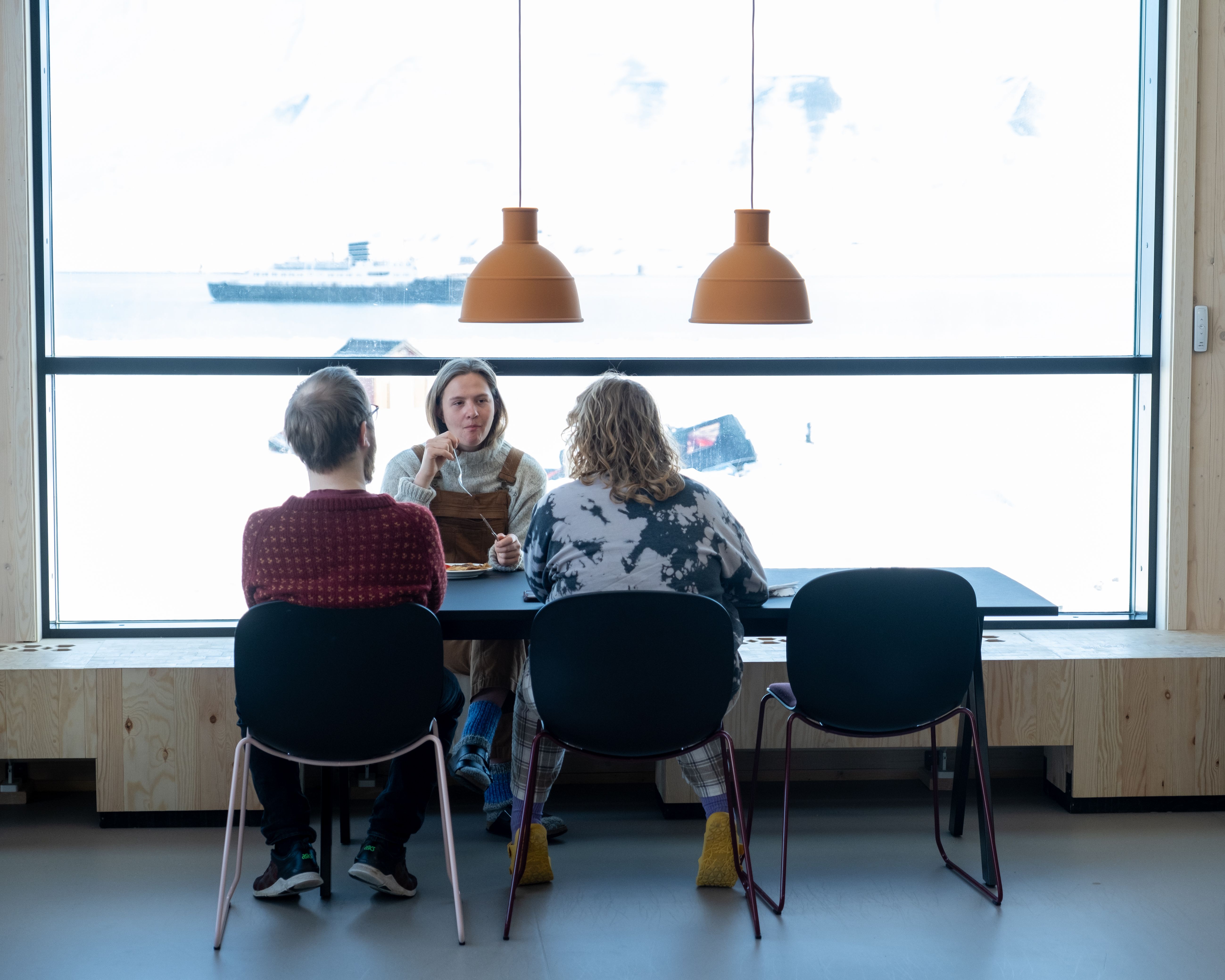 Elever spiser frokost i spisesalen