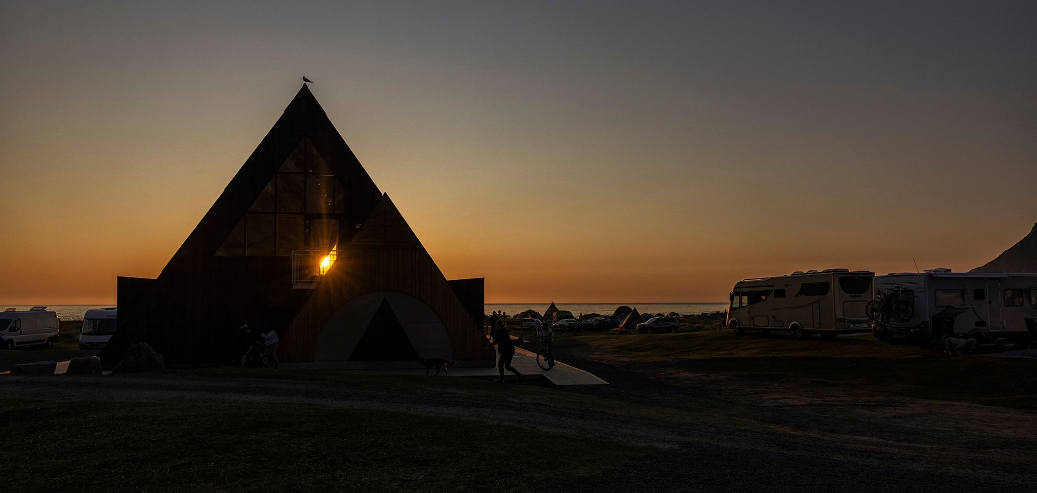 Solen kommer gjennom vinduene i servicebygget til Lofoten Beach Camp. 