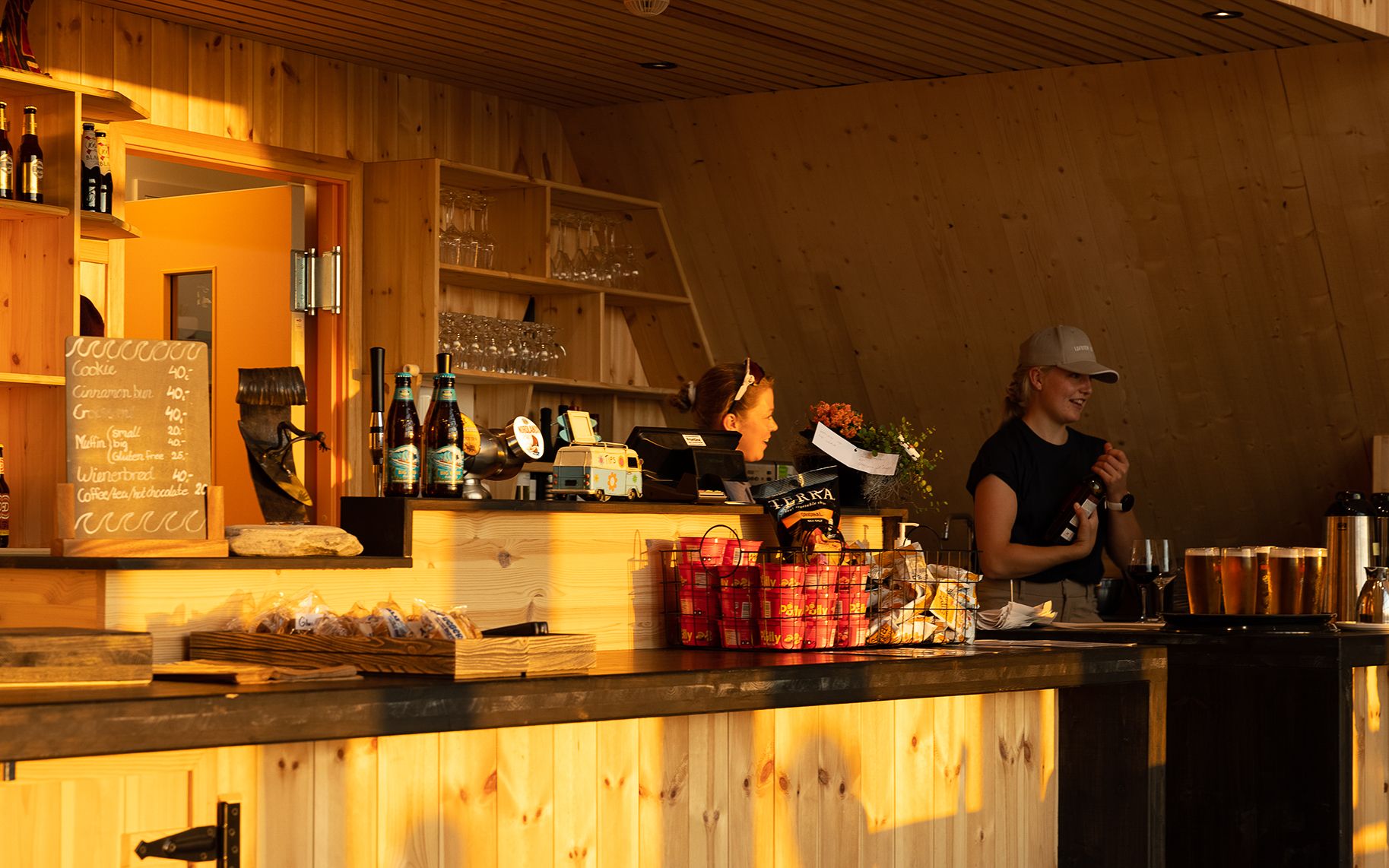 To personer jobber inne i baren i Lofoten Beach Bar. 