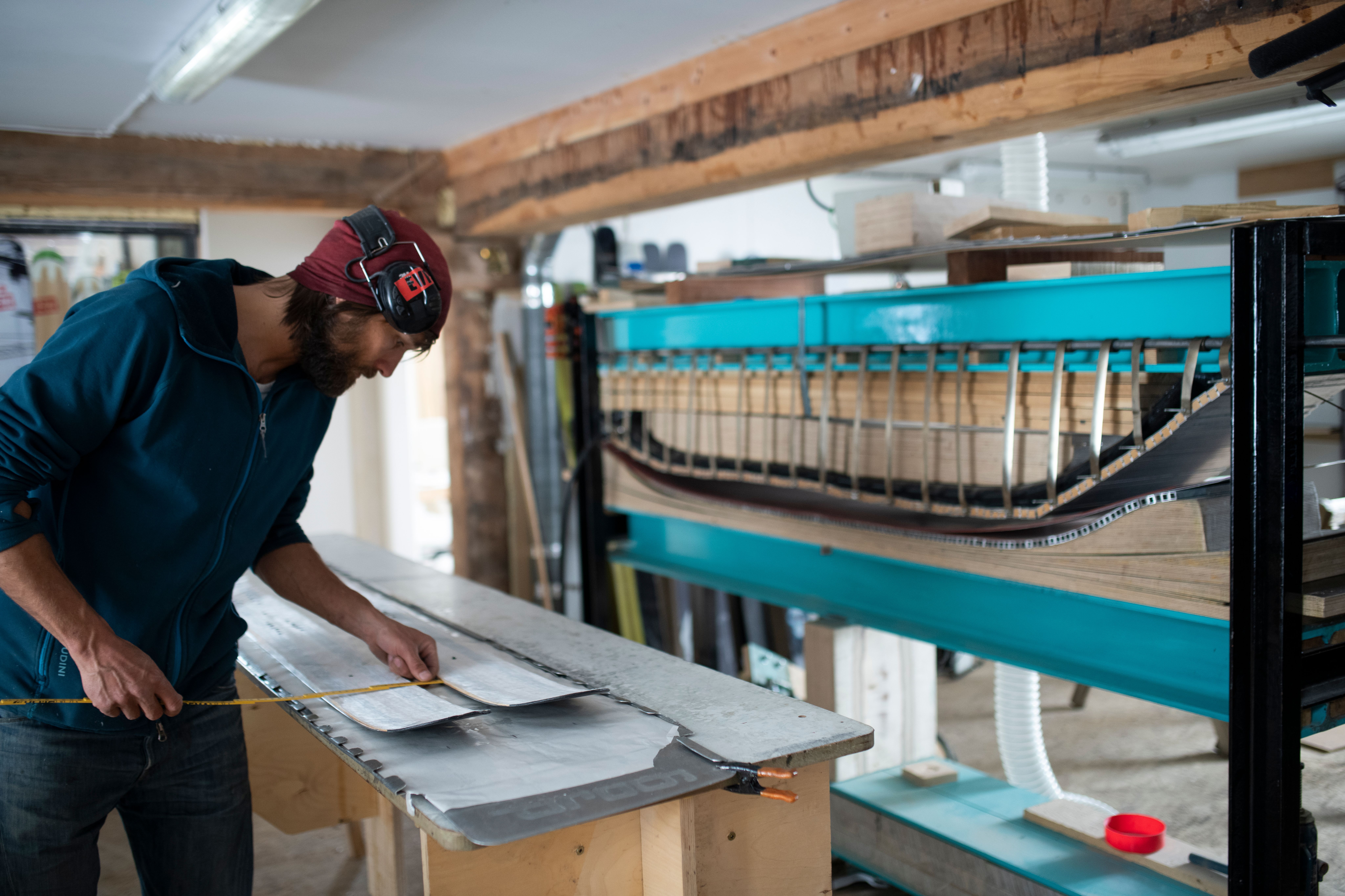 Endre Hals måler skiene