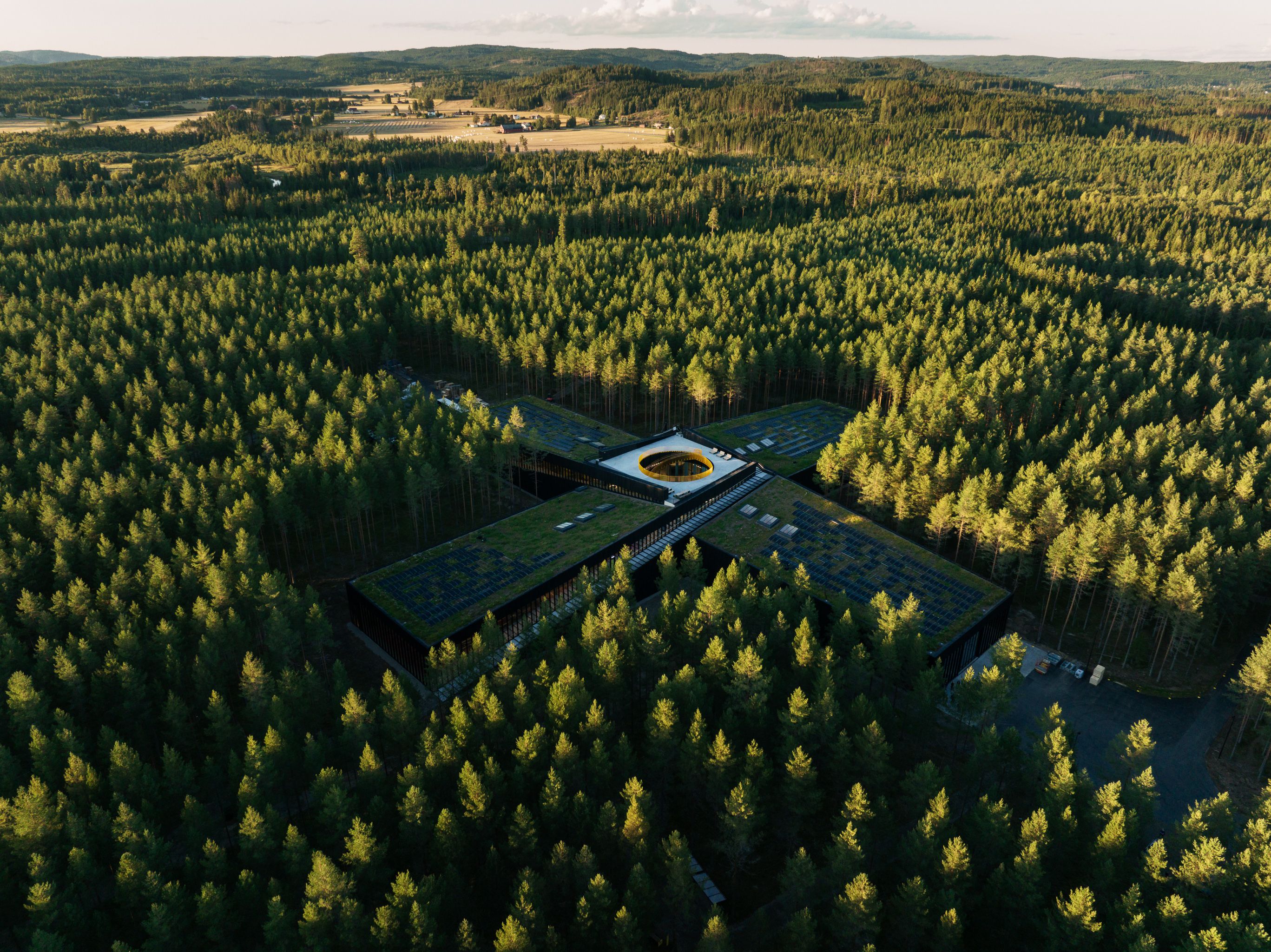 Selve bygningen er utformet som et plusstegn